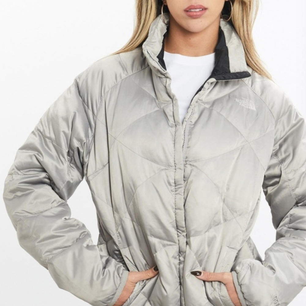 The North Face Women's Silver PufferThe North Face 550 Puffer Jacket Size Large